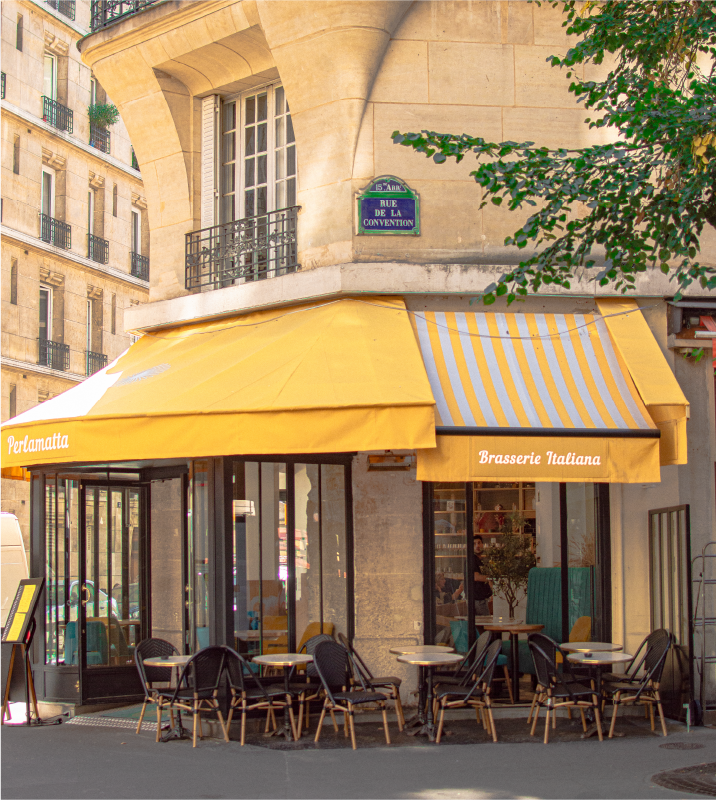 Large sunny terrace of Perlamatta restaurant ideally located in Paris